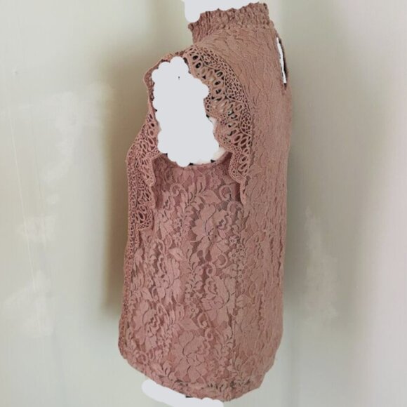 Brand New Cable & Gauge Women’s Mock Neck Crochet Lace Sleeveless Top Blouse - Picture 4 of 8